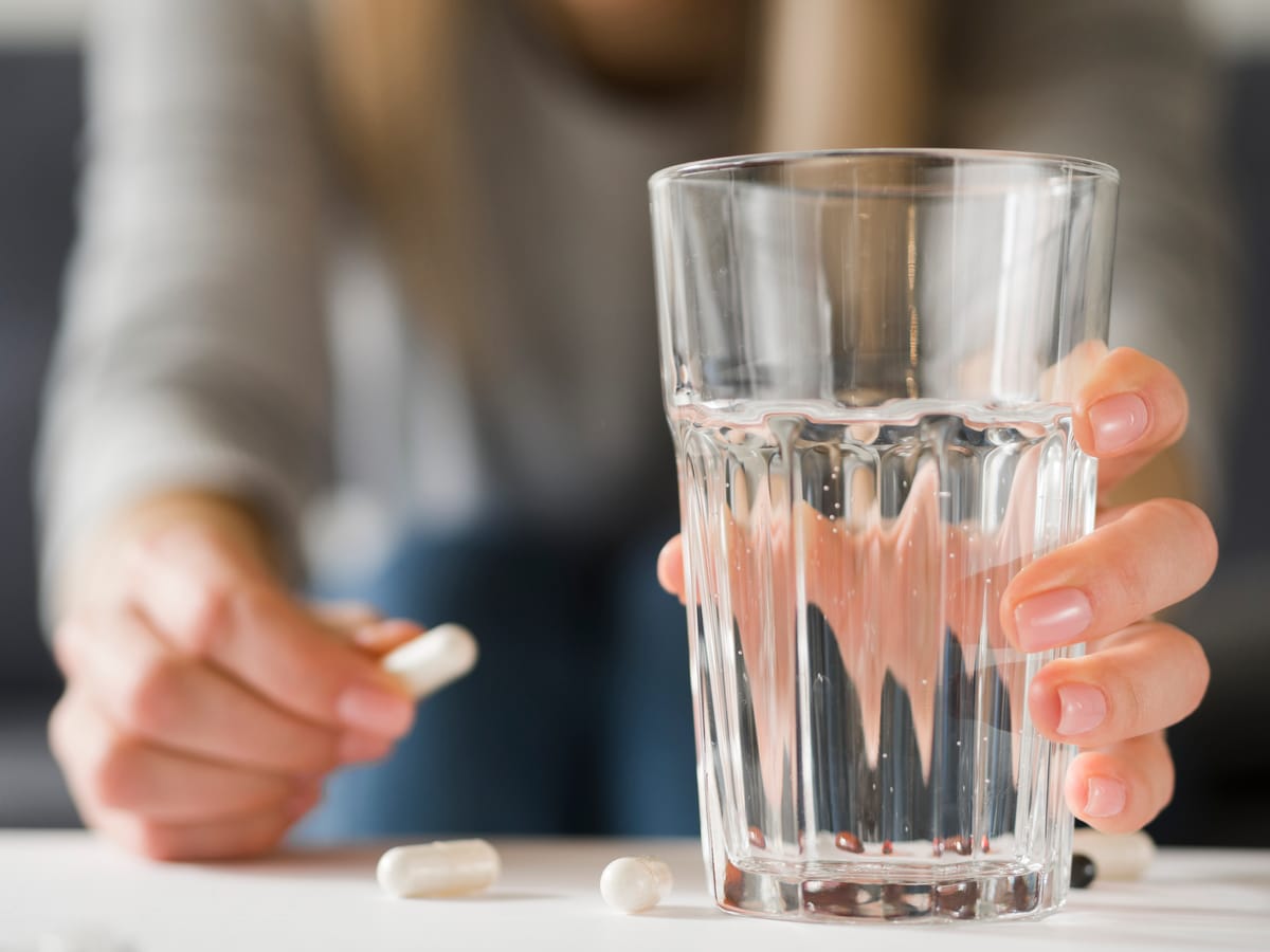 ¡Siempre con agua! Motivos para no tomar tus medicamentos con otros líquidos