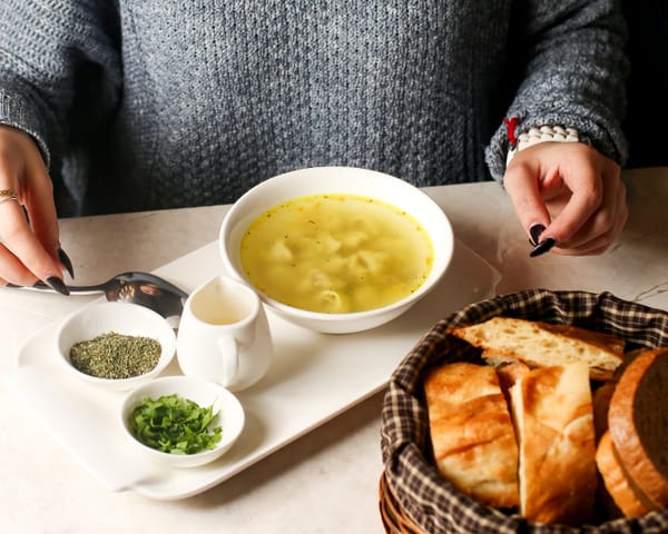 Sopa de pollo para enfermos: ¿Por qué nos hace sentir tan bien cuando estamos mal?