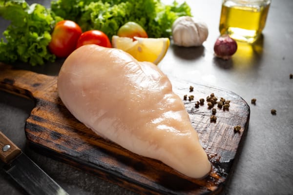 ¡No lo hagas! Te explicamos por qué no hay que lavar el pollo antes de cocinarlo