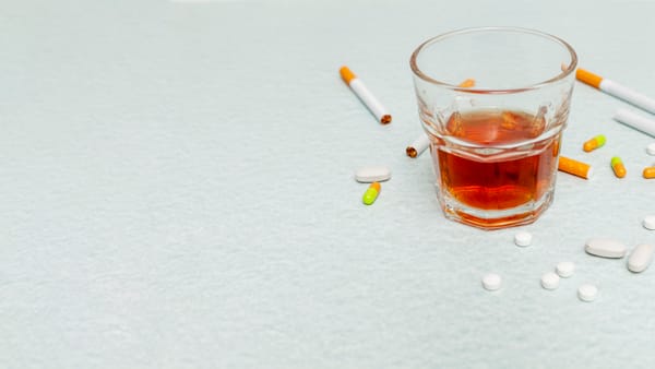 Vaso con alcohol y antibioticos